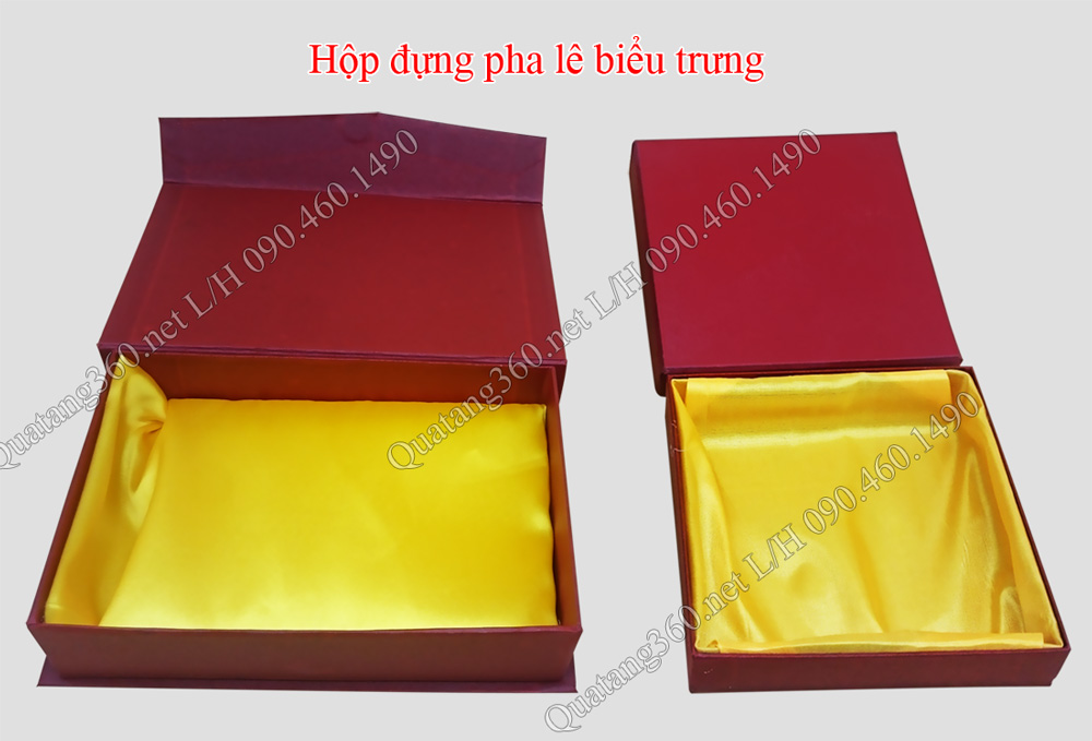 hộp đựng biểu trưng pha lê xi đỏ lót lụa vàng