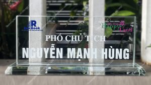 biển chức danh pha lê in chữ trắng