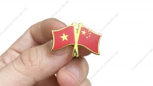 Huy hiệu lá cờ Việt Nam - Trung Quốc