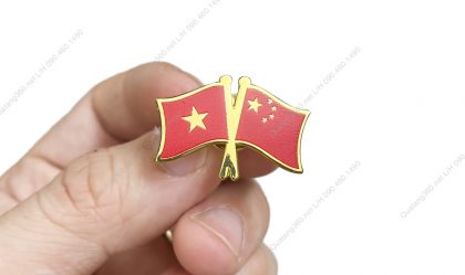 Huy hiệu lá cờ Việt Nam - Trung Quốc
