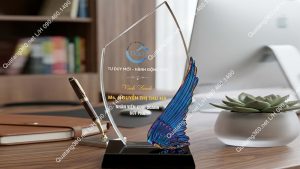 kỷ niệm chương pha lê cánh chim xanh
