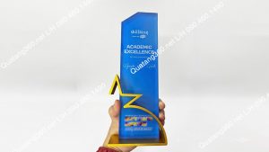 Kỷ niệm chương pha lê giáo dục