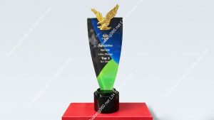 mẫu cúp đại bàng đế đen